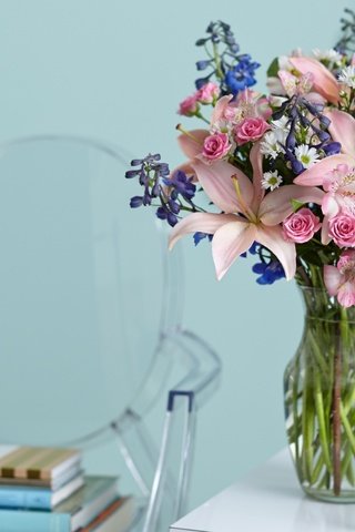 Обои цветы, книги, букет, ваза, flowers, books, bouquet, vase разрешение 2560x1440 Загрузить