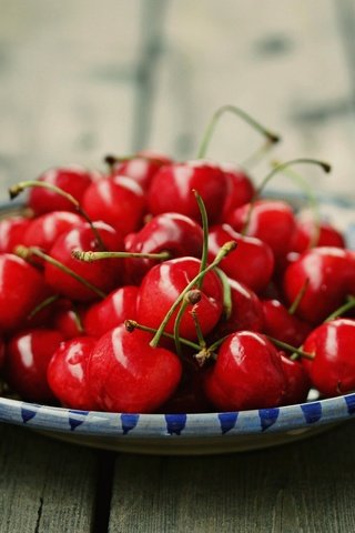 Обои черешня, спелая, ягоды, вишня, тарелка, сочная, деревянная поверхность, cherry, ripe, berries, plate, juicy, wooden surface разрешение 2048x1366 Загрузить