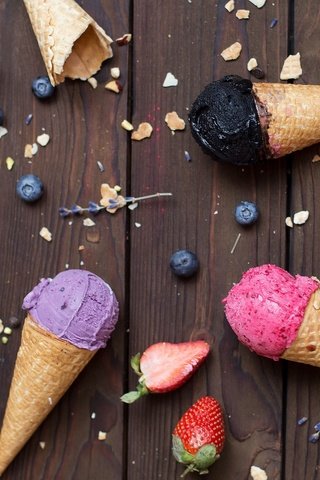Обои мороженое, клубника, ягоды, черника, рожок, сладкое, десерт, деревянная поверхность, ice cream, strawberry, berries, blueberries, horn, sweet, dessert, wooden surface разрешение 2048x1366 Загрузить