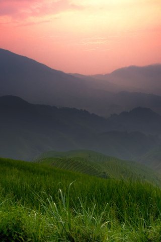Обои трава, горы, закат, пейзаж, туман, поле, grass, mountains, sunset, landscape, fog, field разрешение 3000x2000 Загрузить