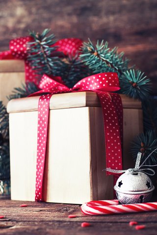 Обои новый год, елка, хвоя, ветки, подарки, рождество, леденец, деревянная поверхность, new year, tree, needles, branches, gifts, christmas, lollipop, wooden surface разрешение 3840x2400 Загрузить