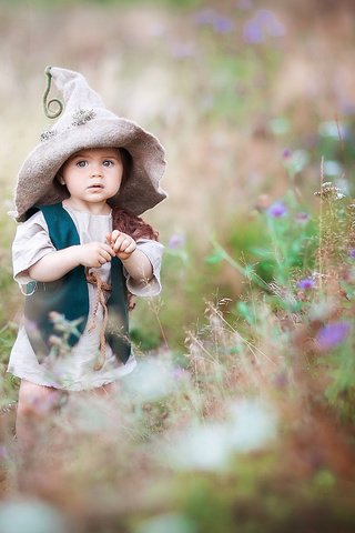 Обои цветы, irina nedyalkova, трава, лето, ребенок, костюм, малыш, шляпа, колпак, flowers, grass, summer, child, costume, baby, hat, cap разрешение 2048x1392 Загрузить