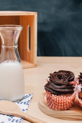 Обои бутылка, шоколад, молоко, выпечка, десерт, кексы, крем, bottle, chocolate, milk, cakes, dessert, cupcakes, cream разрешение 2112x1188 Загрузить