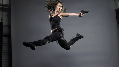 Обои прыжок, саммер глау, пистолеты, ботинки, jump, summer glau, guns, shoes разрешение 2560x1600 Загрузить