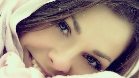 Обои глаза, снег, девушка, улыбка, брюнетка, лицо, платок, eyes, snow, girl, smile, brunette, face, shawl разрешение 1920x1200 Загрузить