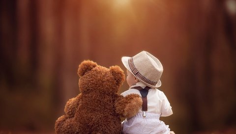 Обои дети, плюшевый медведь, мишка, игрушка, ребенок, мальчик, шляпа, друзья, вместе, children, teddy bear, bear, toy, child, boy, hat, friends, together разрешение 2000x1333 Загрузить