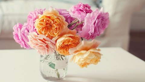 Обои розы, стол, букет, ваза, roses, table, bouquet, vase разрешение 1920x1200 Загрузить