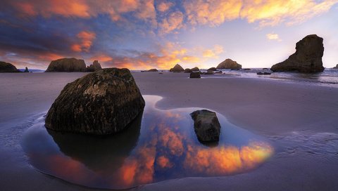 Обои небо, облака, камни, закат, пейзаж, море, пляж, the sky, clouds, stones, sunset, landscape, sea, beach разрешение 1920x1200 Загрузить