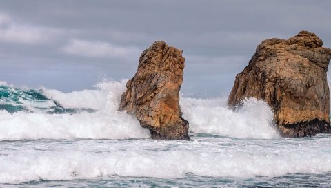 Обои небо, камень, вода, мыс, природа, берег, море, скала, волна, океан, the sky, stone, water, cape, nature, shore, sea, rock, wave, the ocean разрешение 2880x1440 Загрузить