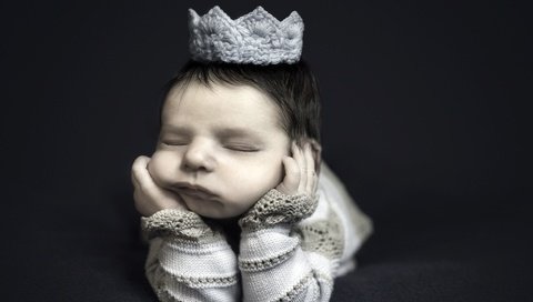 Обои сон, черный фон, лицо, ребенок, младенец, корона, закрытые глаза, sleep, black background, face, child, baby, crown, closed eyes разрешение 2048x1223 Загрузить