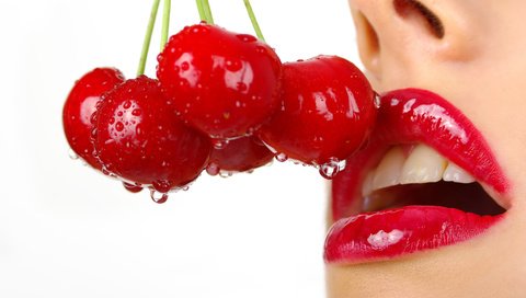 Обои девушка, капли, губы, ягоды, белый фон, вишня, помада, girl, drops, lips, berries, white background, cherry, lipstick разрешение 4000x2678 Загрузить