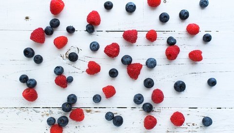 Обои малина, ягоды, черника, деревянная поверхность, raspberry, berries, blueberries, wooden surface разрешение 2048x1365 Загрузить