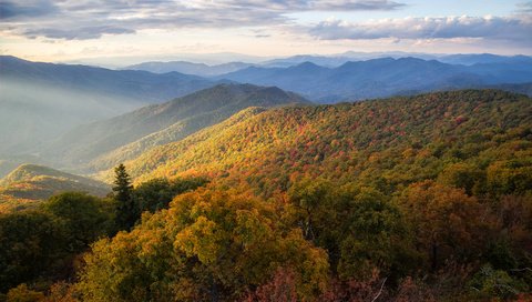 Обои небо, облака, горы, природа, лес, пейзаж, осень, the sky, clouds, mountains, nature, forest, landscape, autumn разрешение 3000x1740 Загрузить