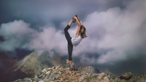 Обои облака, горы, девушка, растяжка, йога, clouds, mountains, girl, stretching, yoga разрешение 1920x1080 Загрузить