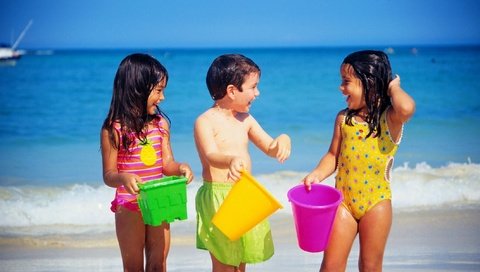 Обои небо, море, пляж, лето, дети, улыбки, купальники, the sky, sea, beach, summer, children, smile, swimwear разрешение 2122x1415 Загрузить