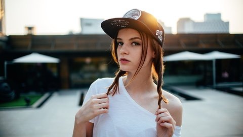 Обои девушка, портрет, взгляд, кепка, майка, шатенка, боке, girl, portrait, look, cap, mike, brown hair, bokeh разрешение 2048x1367 Загрузить