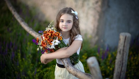 Обои цветы, природа, поза, ветки, девочка, букет, локоны, русая, flowers, nature, pose, branches, girl, bouquet, curls, rus разрешение 2112x1188 Загрузить