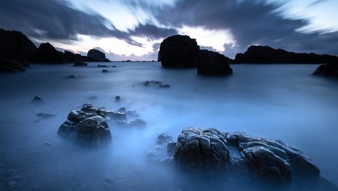 Обои небо, облака, скалы, камни, берег, море, силуэты, прибой, the sky, clouds, rocks, stones, shore, sea, silhouettes, surf разрешение 3840x2160 Загрузить