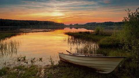 Обои небо, лодка, облака, куст, озеро, берег, лес, закат, отражение, ветки, the sky, boat, clouds, bush, lake, shore, forest, sunset, reflection, branches разрешение 3840x2160 Загрузить