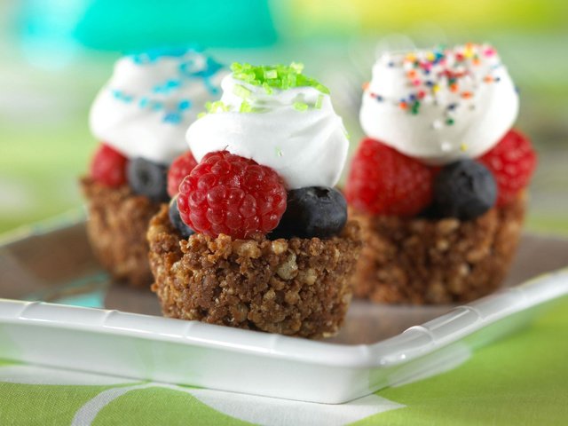 Обои ягоды, сливки, пироженное, berries, cream, cake разрешение 2560x1600 Загрузить