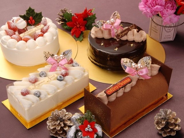Обои цветы, десерт, новый год, пироженное, вкусно, еда, торты, угощение, сладости, рулеты, шишки, десерд, сладкое, выпечка, торт, flowers, dessert, new year, delicious, food, treat, sweets, rolls, bumps, desert, sweet, cakes, cake разрешение 1920x1200 Загрузить