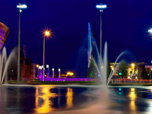 Обои ночь, фонари, город, фонтан, night, lights, the city, fountain разрешение 2560x1440 Загрузить