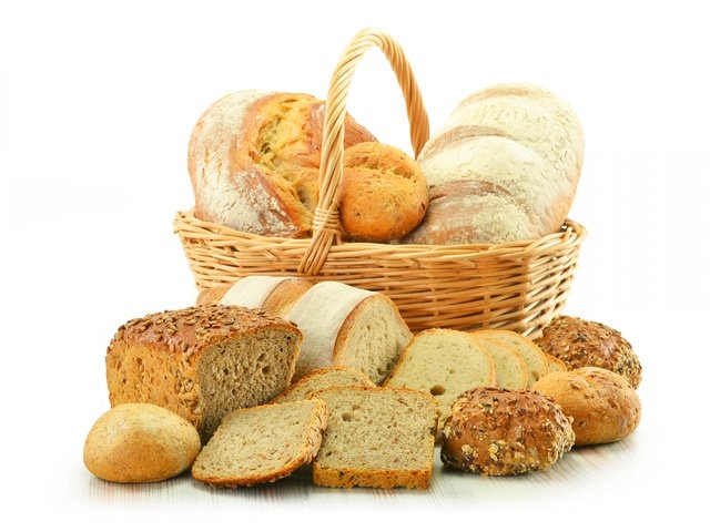 Обои хлеб, корзина, белый фон, выпечка, булочки, ломти, батон, bread, basket, white background, cakes, buns, chunks, baton разрешение 2880x1800 Загрузить