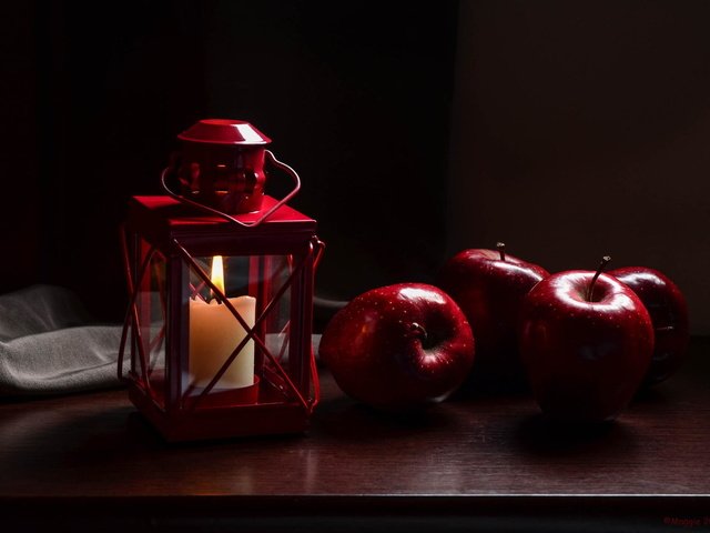 Обои фрукты, яблоки, фонарь, свеча, fruit, apples, lantern, candle разрешение 2048x1433 Загрузить