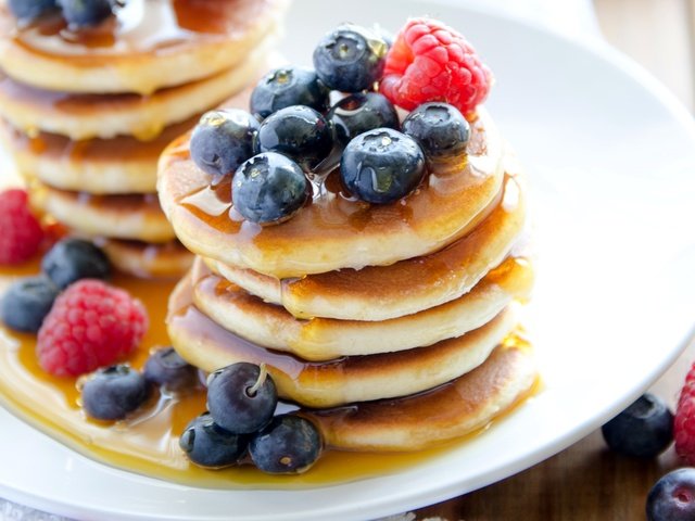 Обои малина, ягоды, черника, мед, блинчики, оладьи, raspberry, berries, blueberries, honey, pancakes разрешение 1920x1285 Загрузить