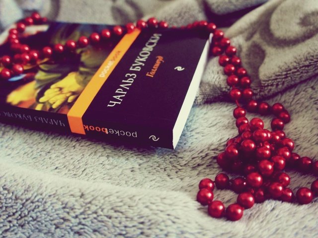 Обои красные, бусы, книга, голливуд, чарльз буковски, red, beads, book, hollywood, charles bukowski разрешение 4592x2377 Загрузить