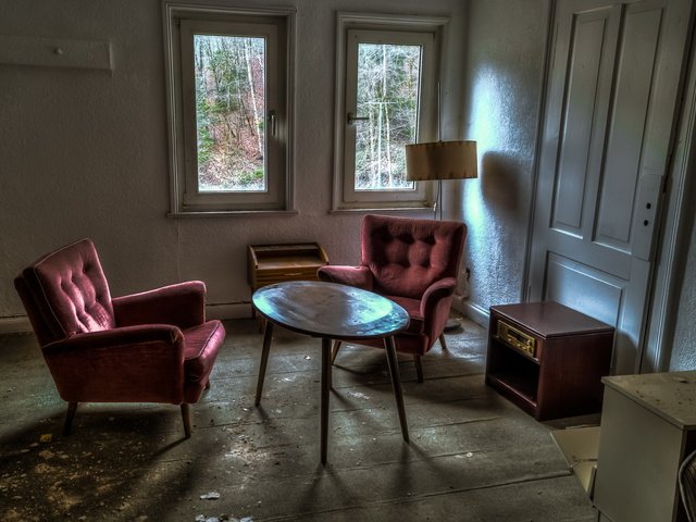 Обои стол, комната, кресло, окно, пыль, заброшенное, table, room, chair, window, dust, abandoned разрешение 1935x1281 Загрузить