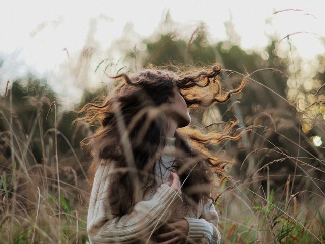 Обои природа, девушка, завитки, волосы, ветер, nature, girl, curls, hair, the wind разрешение 2880x1977 Загрузить