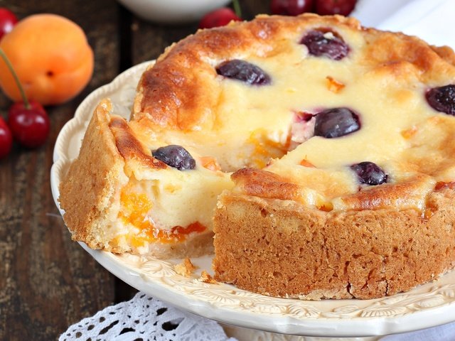 Обои абрикос, вишня, выпечка, пирог, apricot, cherry, cakes, pie разрешение 2100x1385 Загрузить