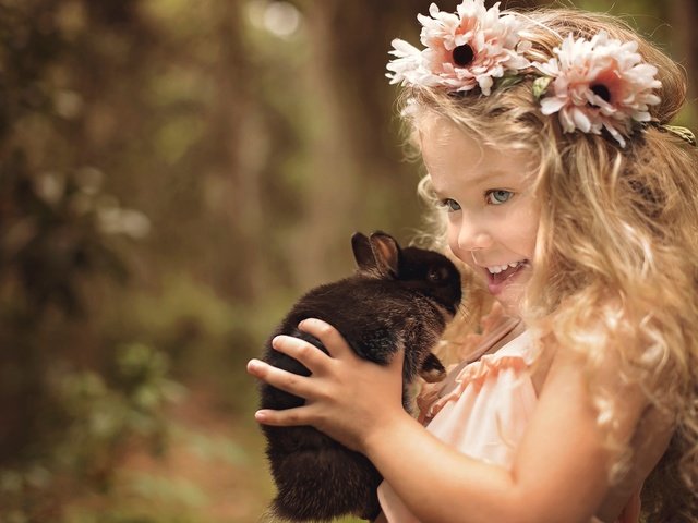 Обои ребенок, цветы, кролик, природа, животное, улыбка, локоны, дети, венок, радость, девочка, волосы, лицо, child, flowers, rabbit, nature, animal, smile, curls, children, wreath, joy, girl, hair, face разрешение 2048x1368 Загрузить
