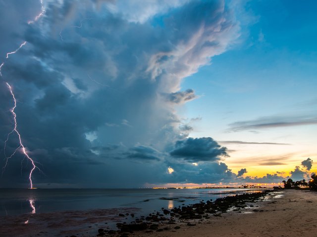 Обои небо, облака, молния, пляж, океан, гроза, the sky, clouds, lightning, beach, the ocean, the storm разрешение 3840x2160 Загрузить