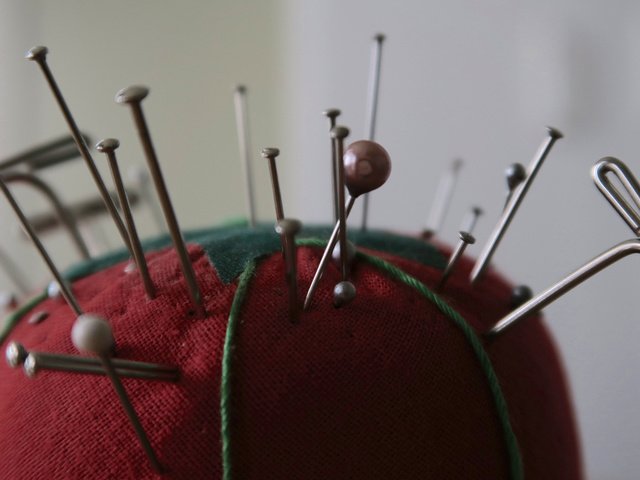 Обои иголки, гвозди, булавки, подушечка, needles, nails, pins, cushion разрешение 2560x1600 Загрузить