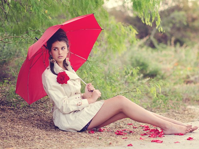 Обои девушка, поза, брюнетка, лепестки, взгляд, зонт, лицо, зонтик, girl, pose, brunette, petals, look, umbrella, face разрешение 4570x3264 Загрузить