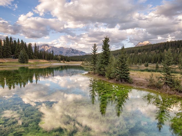 Обои небо, облака, река, горы, природа, лес, отражение, the sky, clouds, river, mountains, nature, forest, reflection разрешение 1920x1080 Загрузить