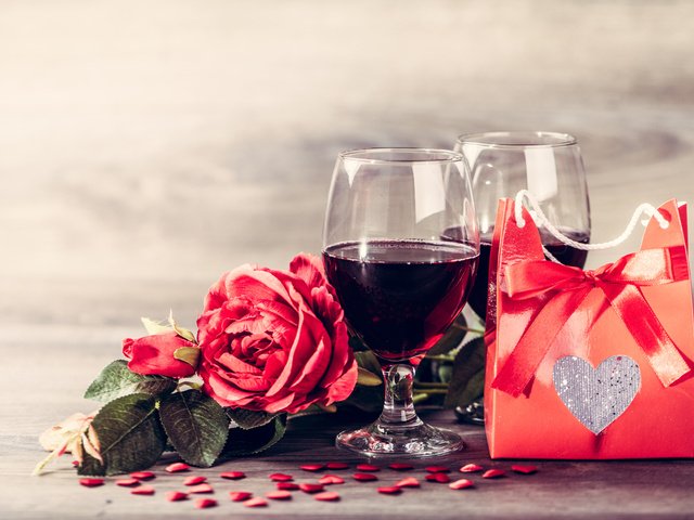 Обои розы, красные розы, любовь, романтика, вино, бокалы, подарок, сердечки, день святого валентина, roses, red roses, love, romance, wine, glasses, gift, hearts, valentine's day разрешение 7020x4680 Загрузить