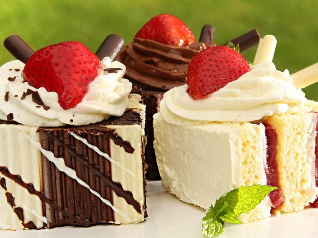 Обои крем, клубника, ягоды, шоколад, сладкое, кусочки, торт, десерт, пирожные, cream, strawberry, berries, chocolate, sweet, pieces, cake, dessert, cakes разрешение 3840x2160 Загрузить