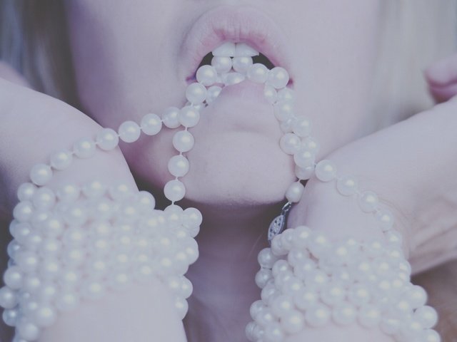 Обои стиль, девушка, губы, лицо, бусы, руки, жемчуг, style, girl, lips, face, beads, hands, pearl разрешение 1920x1201 Загрузить