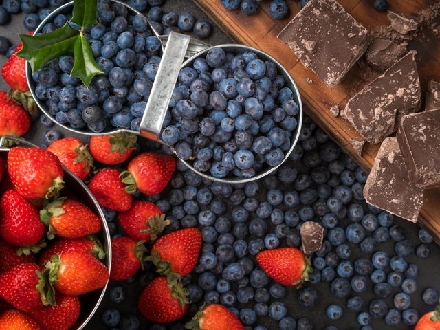 Обои клубника, ягоды, черника, шоколад, strawberry, berries, blueberries, chocolate разрешение 2500x1551 Загрузить