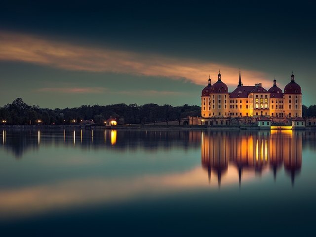 Обои ночь, огни, вечер, озеро, здания, германия, морицбург, night, lights, the evening, lake, building, germany, moritzburg разрешение 1920x1200 Загрузить