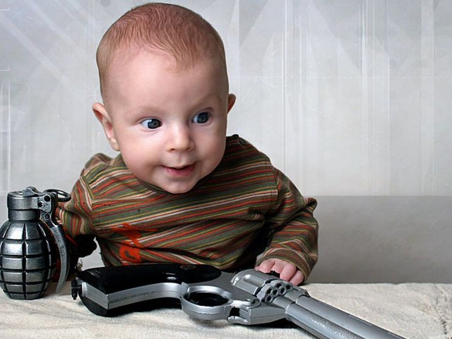 Обои пистолет, взгляд, ребенок, граната, gun, look, child, pomegranate разрешение 1920x1200 Загрузить