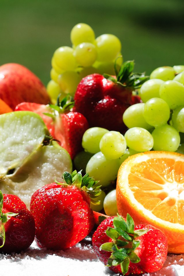 Обои виноград, еда, фрукты, клубника, ягоды, апельсин, киви, grapes, food, fruit, strawberry, berries, orange, kiwi разрешение 2560x1600 Загрузить