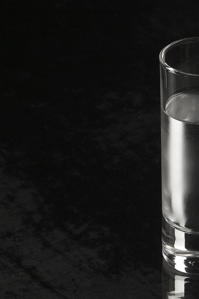 Обои вода, черный фон, хайбол, water, black background, highball разрешение 1920x1200 Загрузить