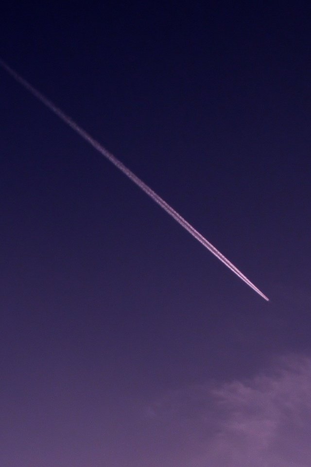 Обои небо, самолет, след, сиреневый, the sky, the plane, trail, lilac разрешение 1920x1440 Загрузить