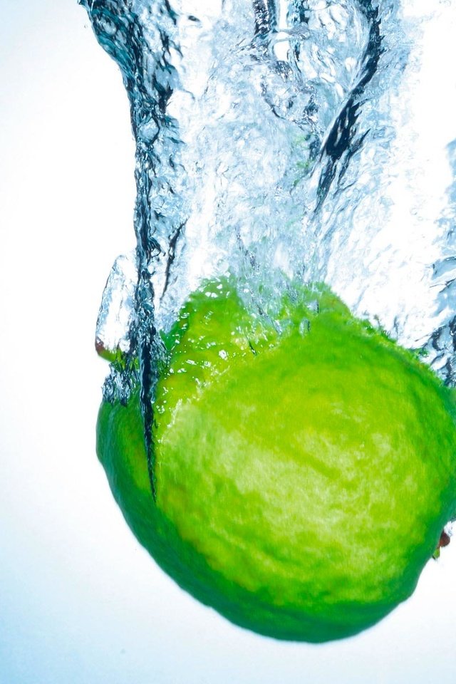 Обои вода, фон, фрукты, яблоко, зеленое, water, background, fruit, apple, green разрешение 1920x1200 Загрузить