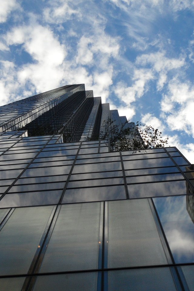 Обои небо, облака, отражение, нью-йорк, здание, the sky, clouds, reflection, new york, the building разрешение 4320x3193 Загрузить