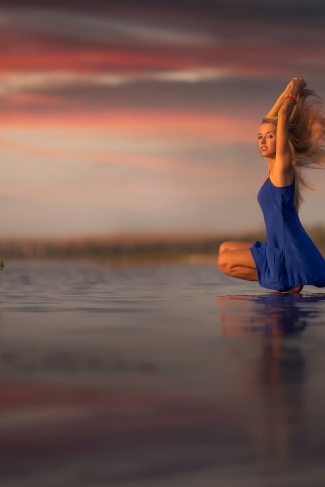 Обои вода, закат, девушка, отражение, платье, блондинка, water, sunset, girl, reflection, dress, blonde разрешение 2048x1465 Загрузить